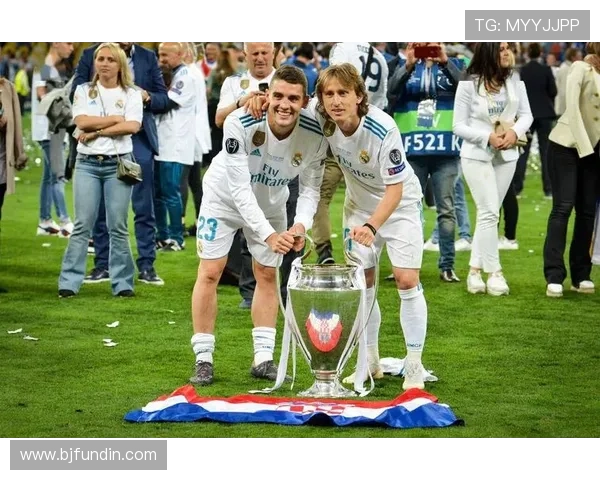 足球球星婚礼穿牛仔裤引热议 时尚与传统碰撞的独特选择 足球球星婚礼穿牛仔裤引热议 时尚与传统碰撞的独特选择