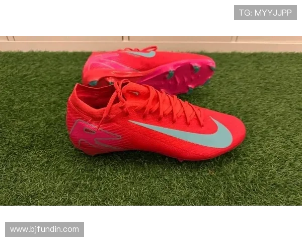 足球球鞋与球星完美结合展现技术风采与个人魅力的跨界之作